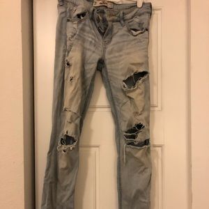 Distressed light jeans